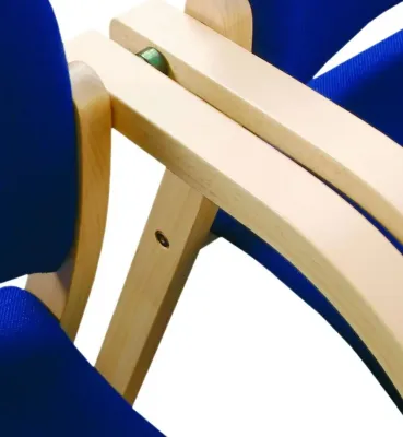 konferenzstuhl ws ea mit holzgestell reihenverbinder.webp