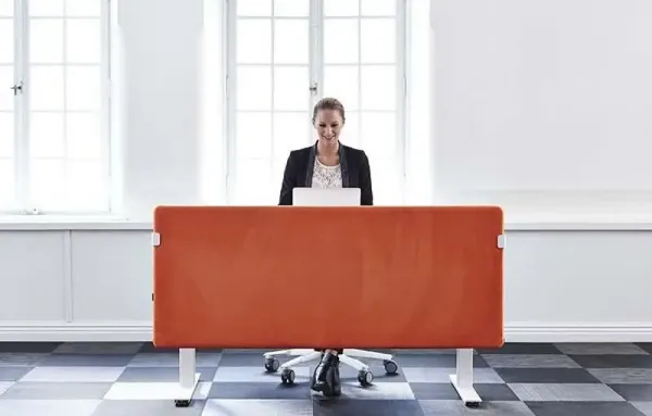 flexible schallabsorbierende akustikwand fuer boden tische.webp