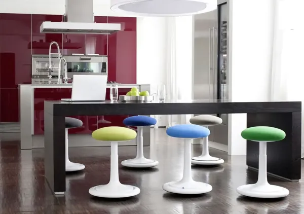 pendel hocker regular in der kueche.webp