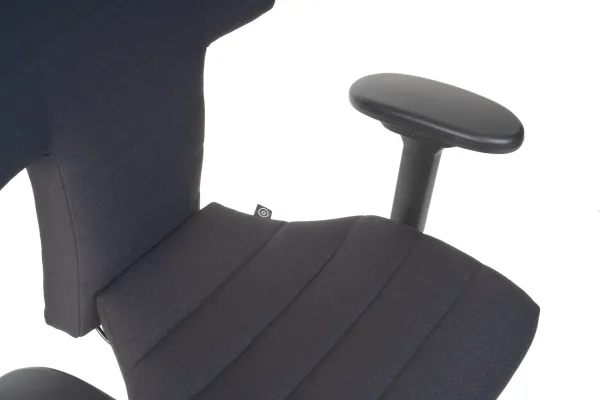 pending tactical 1 stuhl detail mit flex cut und free flow design.webp