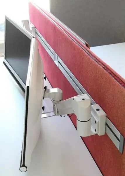 schallabsorbierende akustikwand mit optinalen bildschirmhalter.webp