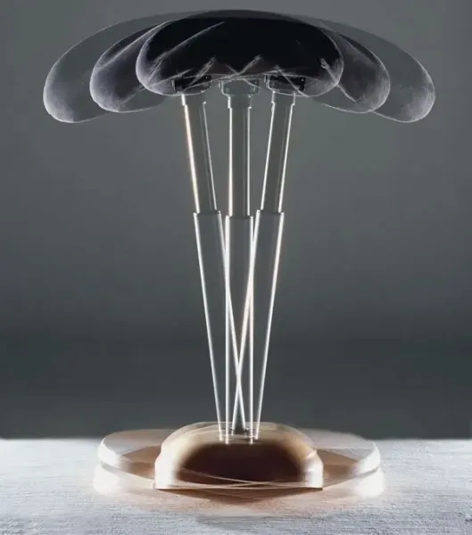 stehhilfe pendel hocker mit sattelsitz in funktion.webp