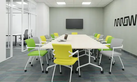 2ME Besucherstühle im Konferenzraum mit klappbaren Konferenztischen auf Rollen