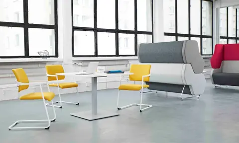 2ME Besucherstühle mit MeeThink Besprechungstisch im modernen Konferenzraum