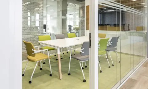 2ME Konferenzstühle Beispielkonfiguration – verschiedene Bezüge und Gestellfarben