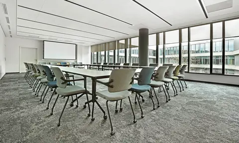 2ME Konferenzstuhl in Seminarbestuhlung mit mobilen Klapptischen