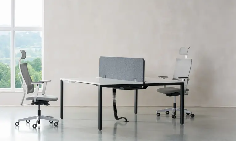 Arbeitsplatz mit Akustikwand und Schreibtisch