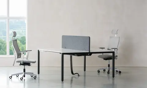 4ME Mesh Bürodrehstuhl mit Schreibtisch und Akustikwand – moderner Arbeitsplatz