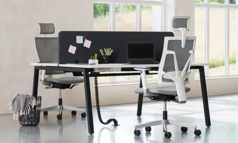 4ME Mesh Bürodrehstühle mit Schreibtisch – mehrere Arbeitsplätze