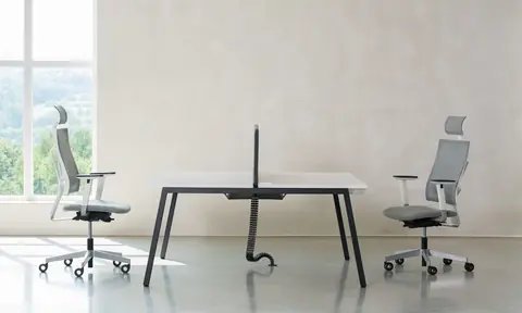 4ME Mesh Bürostühle in modernem Büro – Team-Arbeitsplätze