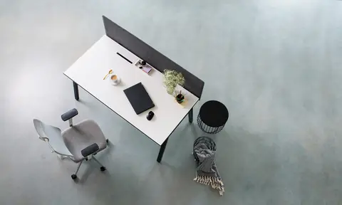 4ME Mesh Bürodrehstuhl von oben am Schreibtisch – Vogelperspektive Arbeitsplatz