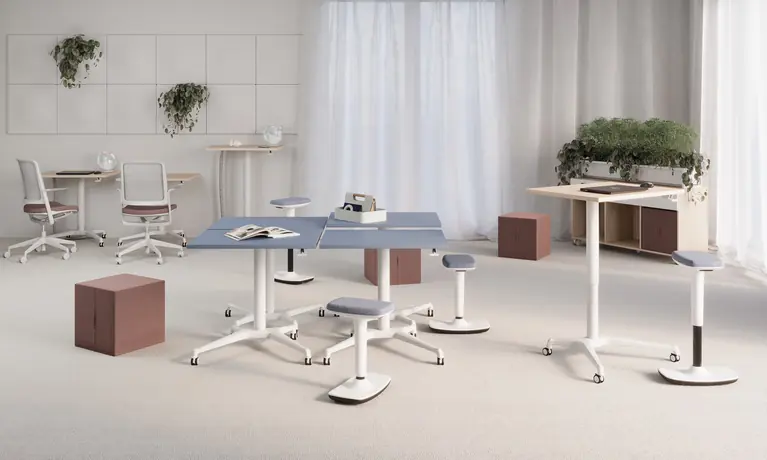 Aero als Steh-Sitz-Lösung in einer Lounge- oder Projektzone