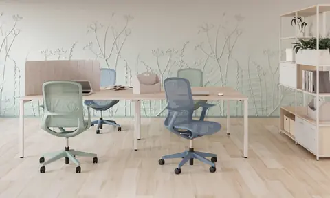 Airi Bürodrehstuhl mit Full-Mesh von Nowy Styl am Schreibtisch