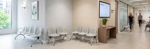Amigo Besucherst\u00fchle von Nowy Styl im Empfangsbereich