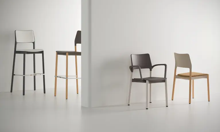 Arn Besucherstühle und Barstühle in einer Einrichtungssituation