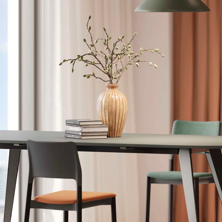 Arn Besucherstuhl mit Aluminiumgestell am Tisch