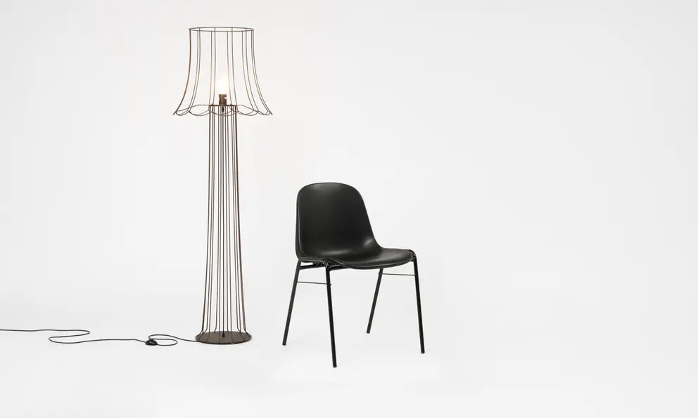 Beta Besucherstuhl in einer Sitzecke mit Stehlampe