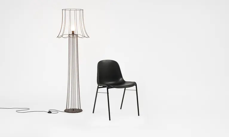 Beta Besucherstuhl in einer Sitzecke mit Stehlampe