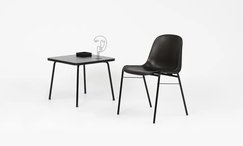 Beta Besucherstuhl mit klappbarer Schreibtablar am Tisch