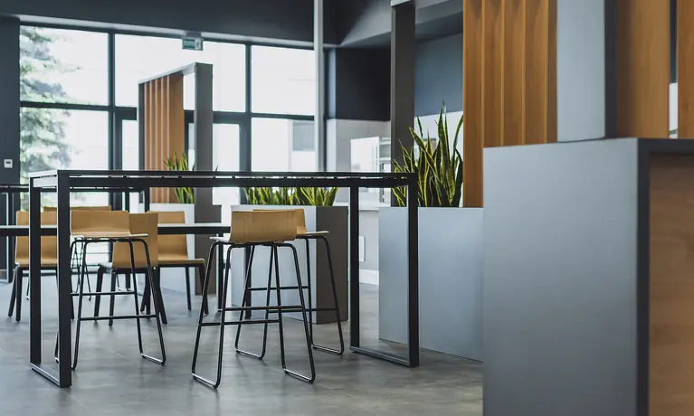 Cafe Besucherstühle an Hochtisch