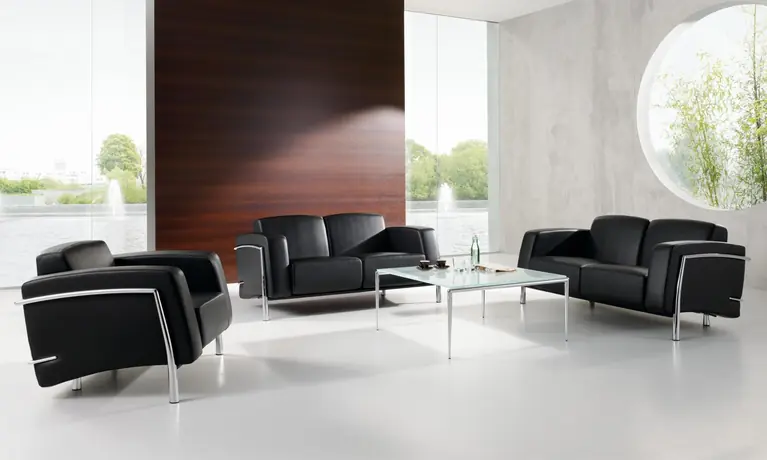 Classic Loungesessel, Sofa und Beistelltisch im Raum