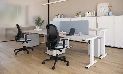 Büroeinrichtung mit eComo Sitz-Steh-Arbeitsplätzen