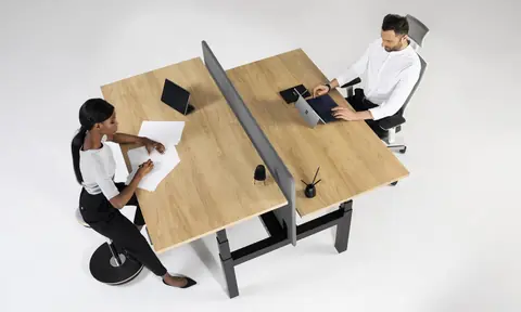 eUP Workbench mit zwei Personen – Stehen und Sitzen am Open Space Arbeitsplatz