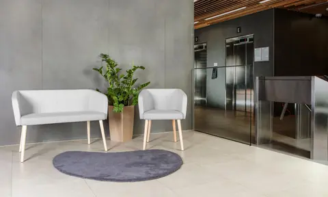 Hello! Sofa und Sessel im Loungebereich