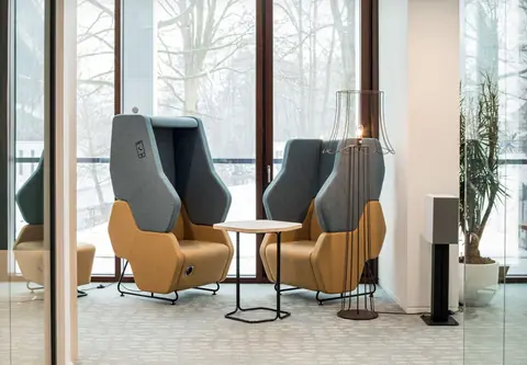 Hexa Loungesessel mit Tisch im Loungebereich