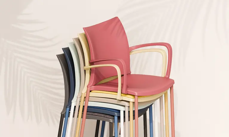 ¡Hola! Stapelstühle von vorne – Stapelreihe in einer Farbe
