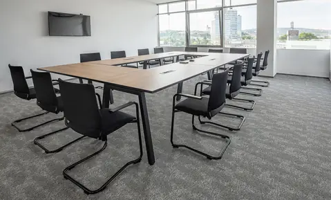 Intrata Besucherstühle als Freischwinger am Konferenztisch