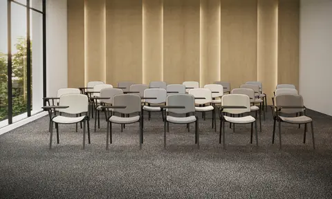 Iso Besucherstuhl mit Schreibtablar im Seminarraum