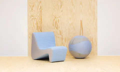 LinkUP Loungesessel kombiniert mit Dotto Sitzpoufs