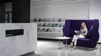 Loungemöbel für den Emfpangsbereich perfekt mit dem bequemen Sofas Hexa gelöst