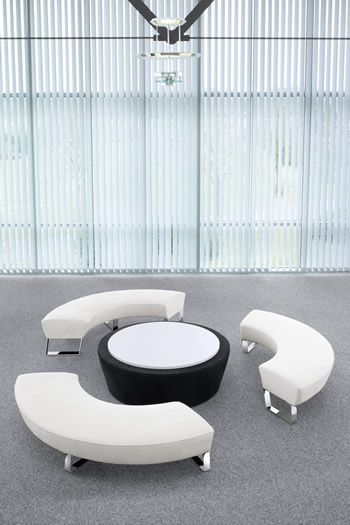 round about sitzbanke mit Tisch als Büromöbel - Loungebereich als Sitzgruppe