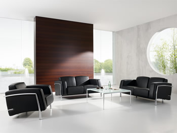 Classic Loungemöbel exklusive Austattung mit Sofa Sessel - Sofa Zweisitzer und Sofa Dreisitzer im schwarzem Leder und Glasbeistelltisch