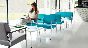 Loungebereich mit Zone Stühlen und Sesseln in blau