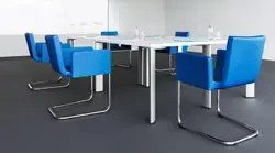 Victoria Sessel im Konferenzraum in blauem Leder