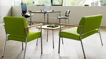 Zone im Besprechungszimmer mit Sessel und Loungebank