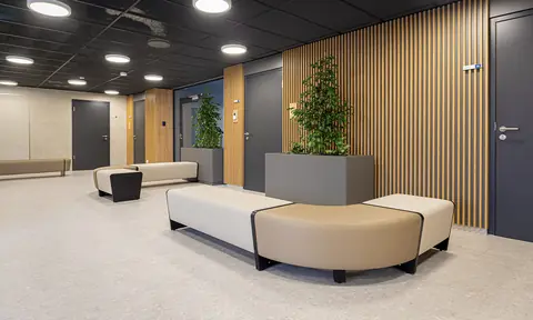 Magnes II im Büroflur