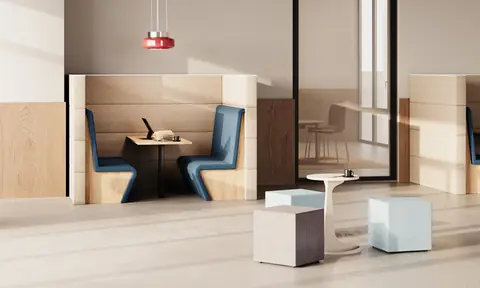 Sand American Diner und Sitzpoufs im Loungebereich