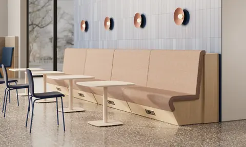 Sand Sofa als Sitzgruppe arrangiert