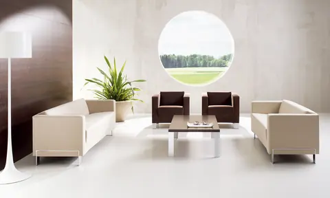 Studio Loungeeinrichtung mit Sofa, Sessel und Tisch
