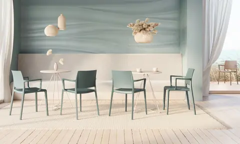 Yuni Stühle in einem Bistro