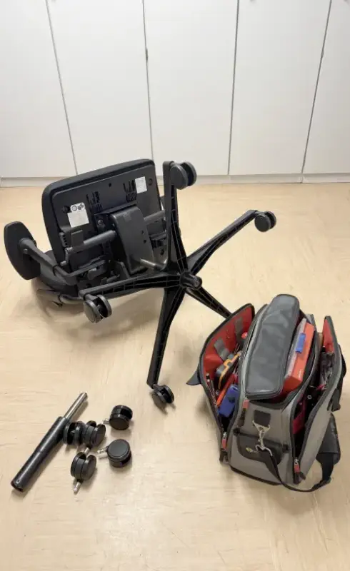 Bürostuhl-Reparatur am rechten Arbeitsplatz mit Gasfeder, Rollen und Werkzeug – Kostenersparnis statt Neukauf